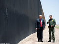 Ông Trump thị sát hàng rào biên giới Mỹ-Mexico được xây dựng nhằm ngăn người nhập cư vượt biên trái phép. Ảnh: Getty.