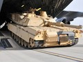 Xe tăng chủ lực M1A2 SEP (V2) Abrams đang được dỡ xuống tại sân bay Fort Carson. Ảnh Thượng sĩ nhất Grady Jones/Quân đội Mỹ/ Flickr CC