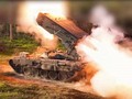 Pháo phản lực nhiệt áp Solntsepek TOS-1A phóng đạn trên chiến trường thị trấn Ugledar. Ảnh minh họa RusVesna. 
