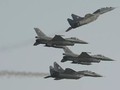 2 chiếc Mig 29 do Nga sản xuất và 2 chiếc F-16 do Mỹ sản xuất của Không quân Ba Lan trong Triển lãm Hàng không ở Radom, Ba Lan, ngày 27/8/2011. Ảnh AP