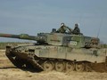 Quân nhân Ukraine được huấn luyện điều khiển xe tăng Leopard-2A4. Ảnh TopWar