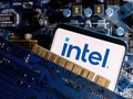 Điện thoại thông minh có logo Intel chụp ngày 6/3/2023. Reuters/Dado Ruvic/Illustration/