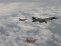 Các máy bay F-16D Israel bay hộ tống máy bay ném bom chiến lược B-1 không quân Mỹ trên không phận Israel. Ảnh The Time of Israel