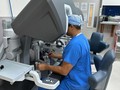 Bác sĩ phẫu thuật cấy ghép Adeel Khan, MD, điều khiển một robot phẫu thuật. Ảnh: St. Louis.