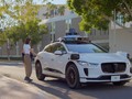 Xe tự hành Waymo đón khách trên đường phố San Francisco. Ảnh Waymo