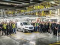Các công nhân của Ellesmere đứng quanh xe điện Vauxhall Combo Electric mới được chế tạo. Ảnh: Stellantis/Getty Images