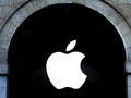 Logo của Apple được chụp trong một cửa hàng Apple ở Paris (Ảnh: Reuters)