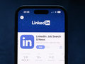 Người dùng LinkedIn hiện có thể lựa chọn không sử dụng nội dung của họ trên trang web này để đào tạo hệ thống AI của Microsoft (Ảnh: CNN)