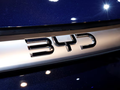 Logo của BYD trong buổi ra mắt BYD eMAX 7. Ảnh: Reuters.