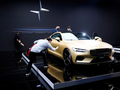 Khách tham quan kiểm tra xe hybrid Polestar 1 được trưng bày tại triển lãm ô tô ở Thượng Hải, Trung Quốc. Ảnh: Reuters.