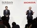 Makoto Uchida, chủ tịch kiêm giám đốc điều hành của Nissan Motor, và Toshihiro Mibe, chủ tịch kiêm giám đốc điều hành của Honda. Ảnh: Reuters.