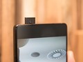 Khi kích hoạt tính năng selfie, camera trước của Vivo Apex Fullview sẽ tự động trồi lên. Nguồn: CNET