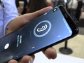 Nguyên mẫu smartphone tích hợp công nghệ truyền âm qua màn hình của Samsung tại SID 2018. Ảnh: SamsungDisplay