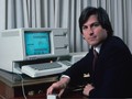Ông Steve Jobs bên cạnh chiếc Apple Lisa. Ảnh: TheRegegister