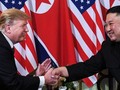 Tổng thống Donald Trump bắt tay Chủ tịch Triều Tiên Kim Jong Un tại Hà Nội. Ảnh: CNN