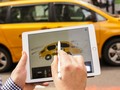 Quá trình sạc Apple Pencil bằng iPad Pro có thể khiến chìa khóa từ xa của ô tô ngừng hoạt động. Ảnh CNET