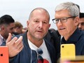Ông Jony Ive (phải) và CEO Apple Tim Cook (trái). Ảnh: CNBC