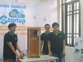 Ngô Cự Mạnh (bìa trái) giới thiệu giải pháp khóa thông minh Glock tại một cuộc thi về IoT do Vườn ươm doanh nghiệp, Khu công nghệ cao tổ chức. Ảnh: Hà Thế An.