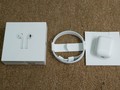 Mẫu tai nghe không dây mới của Apple gồm tai nghe, cáp sạc lightning và sách hướng dẫn.