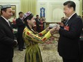 Chủ tịch Tập Cận Bình nhận quà là chiếc mũ truyền thống của người Duy Ngô Nhĩ . Ảnh Tân Hoa xã