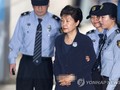 Bà Park bị dẫn giải vào phòng xử án