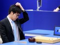Kỳ thủ Kha Khiết thất bại trước AlphaGo. (Ảnh: IBTimes)
