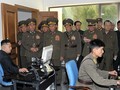 Nhà lãnh đạo Triều Tiên Kim Jong-un sử dụng máy tính trong một buổi thị sát. Ảnh: Reuters.