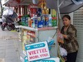 Một người bán SIM thẻ tại Thành phố Hồ Chí Minh. Ảnh: Tan Hui Ye