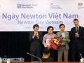 Thứ trưởng Trần Quốc Khánh và Đại sứ Vương quốc Anh trao giải thưởng Newton.