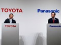 Chủ tịch hãng Toyota và Chủ tịch Panasonic Kazuhiro Tsuga tại cuộc họp báo chung. Ảnh Reuters