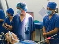 PGS.TS. Đồng Văn Hệ thực hiện ca mổ u não thức tỉnh