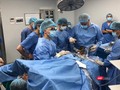 Ca mổ nối gân Asin bằng kỹ thuật hiện đại lần đầu tiên ở Việt Nam được tiến hành tại Bệnh viện Đại học Y Hà Nội
