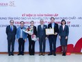 GS.TS. Tạ Thành Văn trao Bằng khen của Bộ Y tế cho Trung tâm vì những đóng góp trong việc cung cấp bằng chứng mở rộng điều trị nghiện thuốc phiện bằng thuốc buprenorphine ở Việt Nam
