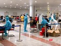 Các các bộ của Trường Đại học Y Hà Nội lấy mẫu và xét nghiệm COVID-19 với các hành khách đến từ châu Âu, Anh, Mỹ. 