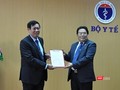 Ông Sơn Minh Thắng trao quyết định chuẩn y Thứ trưởng Bộ Y tế Đỗ Xuân Tuyên giữ chức vụ Bí thư Đảng ủy Bộ Y tế.