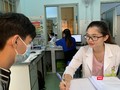 Bác sĩ tư vấn cho bệnh nhân HIV ở Trung tâm y tế Thuận An