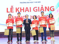 GS.TS. Tạ Thành Văn - Hiệu trưởng Trường Đại học Y Hà Nội tặng giấy khen và phần thưởng cho các sinh viên đạt thành tích xuất sắc