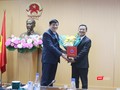 Bộ trưởng Bộ Y tế Nguyễn Thanh Long trao quyết định TS. Vương Ánh Dương là Phó Cục trưởng Cục quản lý Khám, chữa bệnh (ảnh: Lê Hảo)