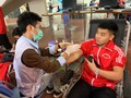 Các bạn trẻ tình nguyện tham gia hiến máu