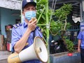 Lực lượng bảo vệ tuyên truyền phòng, chống dịch COVID-19 đối với người dân đi chợ ở Đà Nẵng (ảnh: Hồ Xuân Mai)
