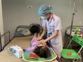 Bác sĩ Khoa Gan mật của Bệnh viện Nhi Trung ương khám sàng lọc bệnh viêm gan "bí ẩn" ở trẻ