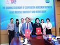 GS.TS. Tạ Thành Văn - Chủ tịch Hội đồng Trường ĐHYHN và bà Atsuko Matsuoka - Tổng Giám đốc Tập đoàn MERRO - ký kết hợp tác toàn diện
