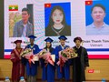 GS.TS. Nguyễn Hữu Tú - Hiệu trưởng Trường Đại học Y Hà Nội và GS.TS. Lê Thị Hương - Viện trưởng Viện Đào tạo Y học dự phòng và Y tế công cộng - chúc mừng 3 học viên xuất sắc của khóa