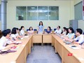 PGS.TS. Thầy thuốc Ưu tú Kim Bảo Giang (người đứng) với các học trò của mình trong một giờ giảng