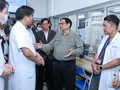 Thủ tướng kiểm tra tình hình đáp ứng vật tư y tế và thuốc men tại bệnh viện Bạch Mai - Ảnh: VGP/Nhật Bắc
