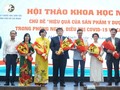Đại biểu tham dự hội thảo tặng hoa chúc mừng các nhà nghiên cứu ứng dụng thuốc y học cổ truyền vào thực tế