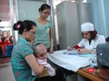 Các bà mẹ rất quan tâm đến việc tiêm vắc xin để phòng bệnh cho trẻ 