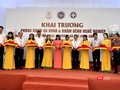 Lãnh đạo Trường Đại học Y Hà Nội và lãnh đạo Viện Đào tạo Y học dự phòng và Y tế công cộng cắt băng khai trương Phòng khám Đa khoa và Khám bệnh nghề nghiệp chất lượng cao