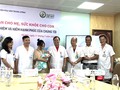 Lãnh đạo BV Phụ sản Trung ương trao em bé cho bố mẹ cháu và chúc mừng gia đình