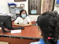 TS. Lê Thị Thu Hà – Trưởng phòng Sử dụng chất và Y học hành vi Viện Sức khỏe Tâm thần - tư vấn cho một nữ bệnh nhân 
